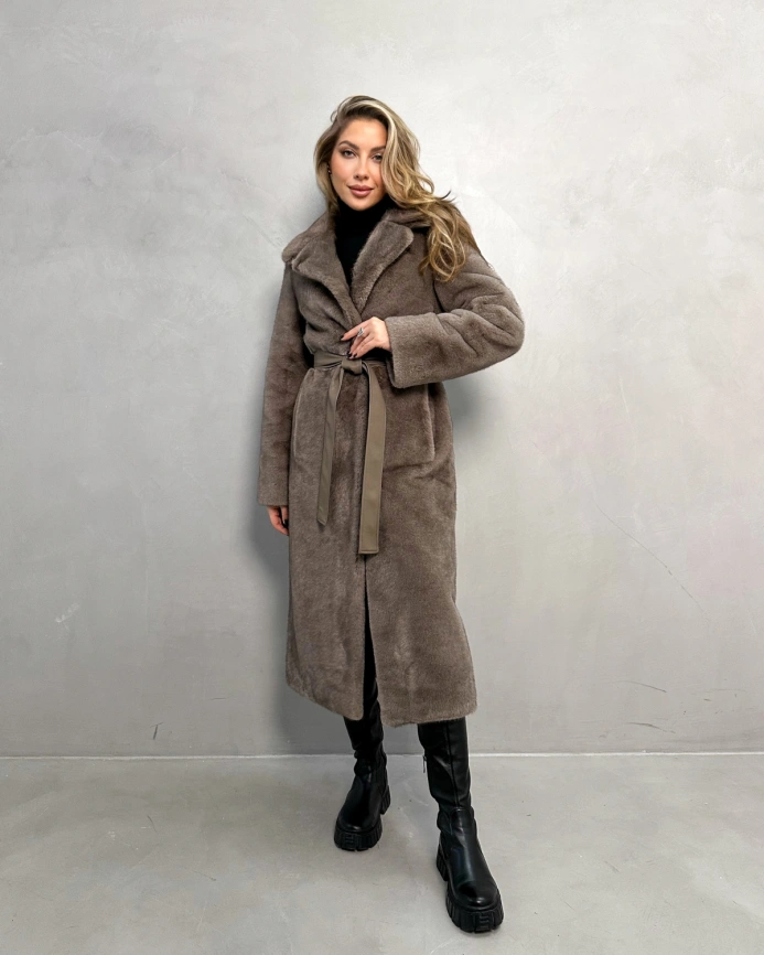 Длинная прямая шуба из эко меха цвета мили-капучино фото 7