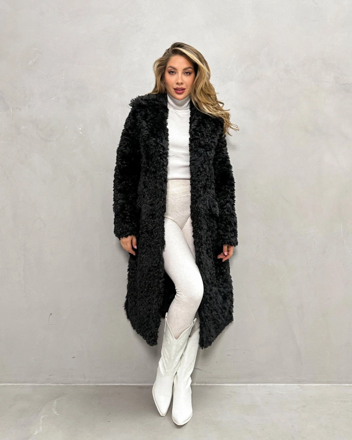 Длинная черная шуба-пальто из экомеха с кудрявой фактурой фото 4