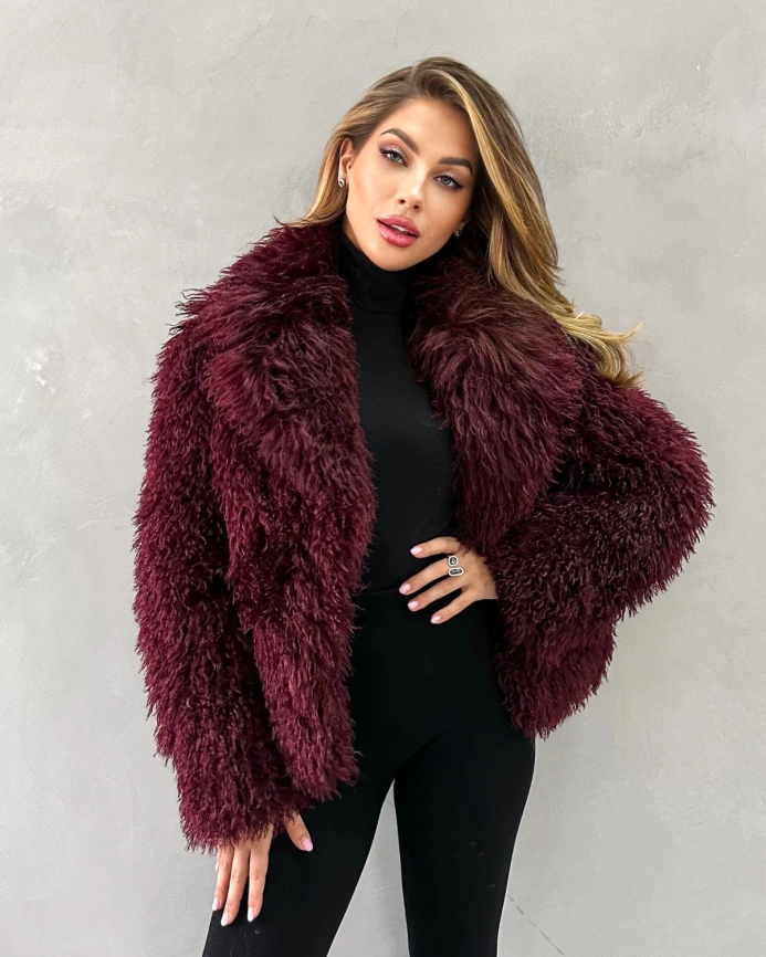 Короткий полушубок из экомеха под ламу бордовый фото 2