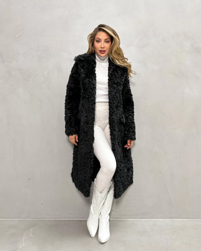 Длинная черная шуба-пальто из экомеха с кудрявой фактурой фото 6