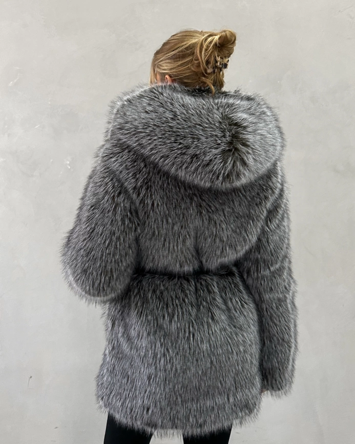 Короткая шуба из экомеха «чернобурка» с капюшоном фото 10