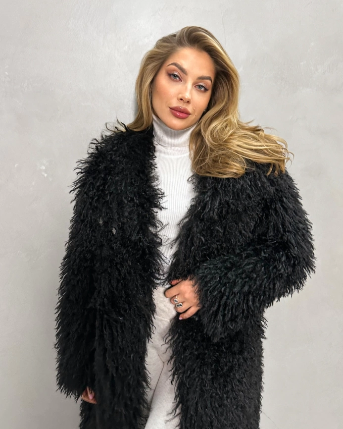 Длинная черная шуба из эко меха под ламу с запахом фото 6