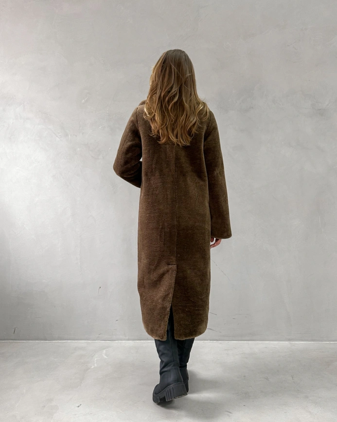 Длинная коричневая шуба из экомеха под мутон фото 13