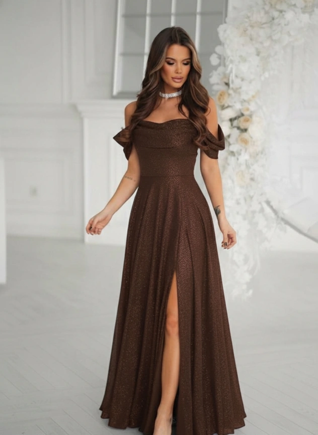 Длинное вечернее платье шоколадное с блеском со спущенными плечиками и разрезом по ноге фото 1