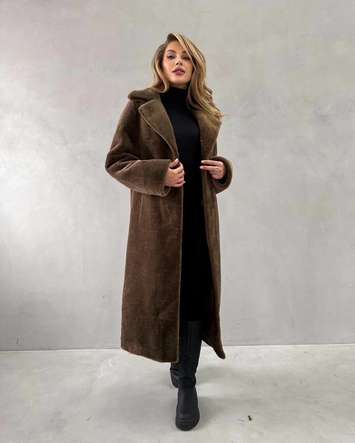 Длинная коричневая шуба из экомеха под мутон фото 1