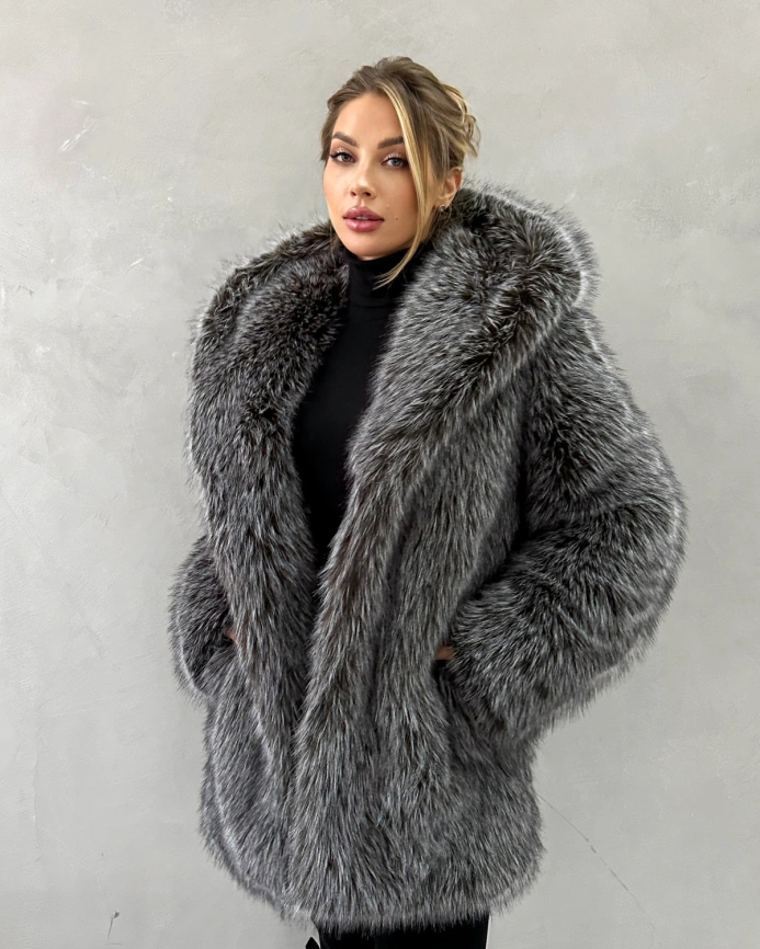 Короткая шуба из экомеха «чернобурка» с капюшоном фото 8