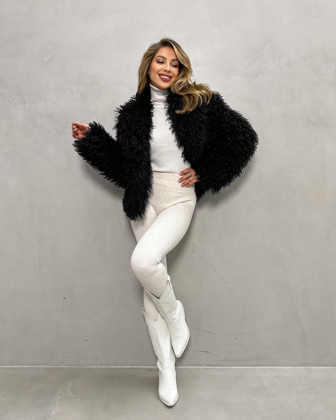 Короткий черный полушубок из экомеха под ламу фото 2