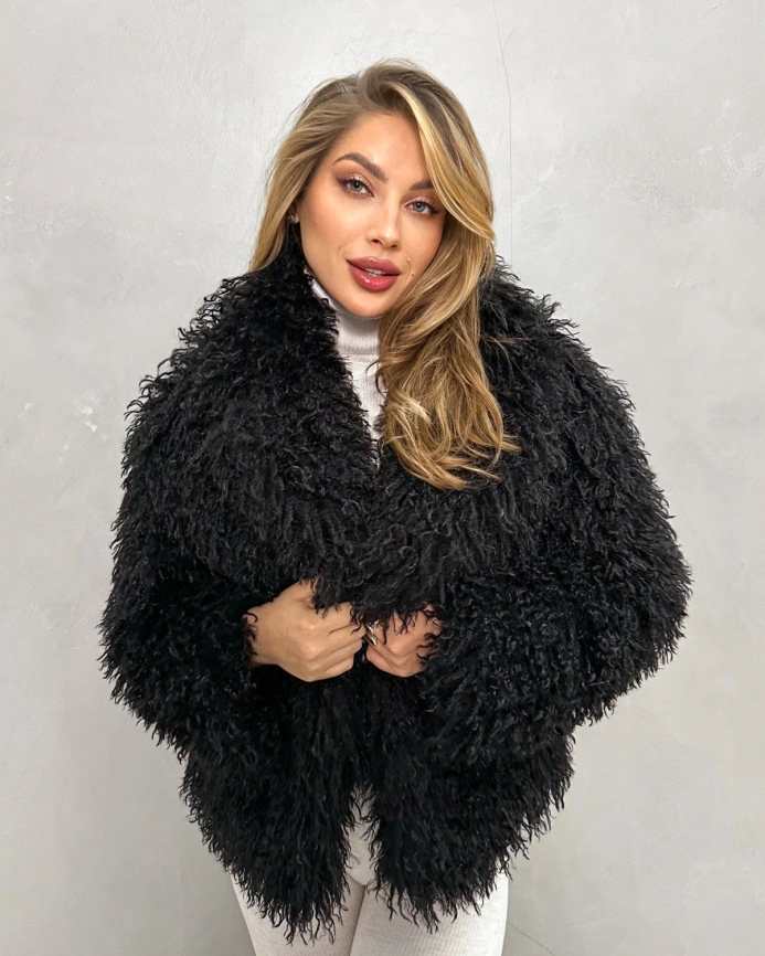 Короткий черный полушубок из экомеха под ламу фото 4