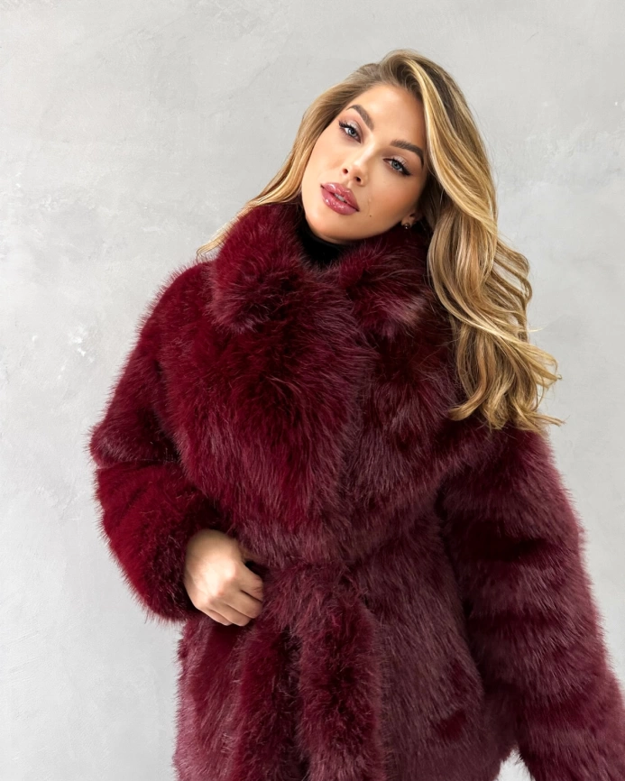 Короткая шуба из эко меха под соболя бордового цвета фото 5