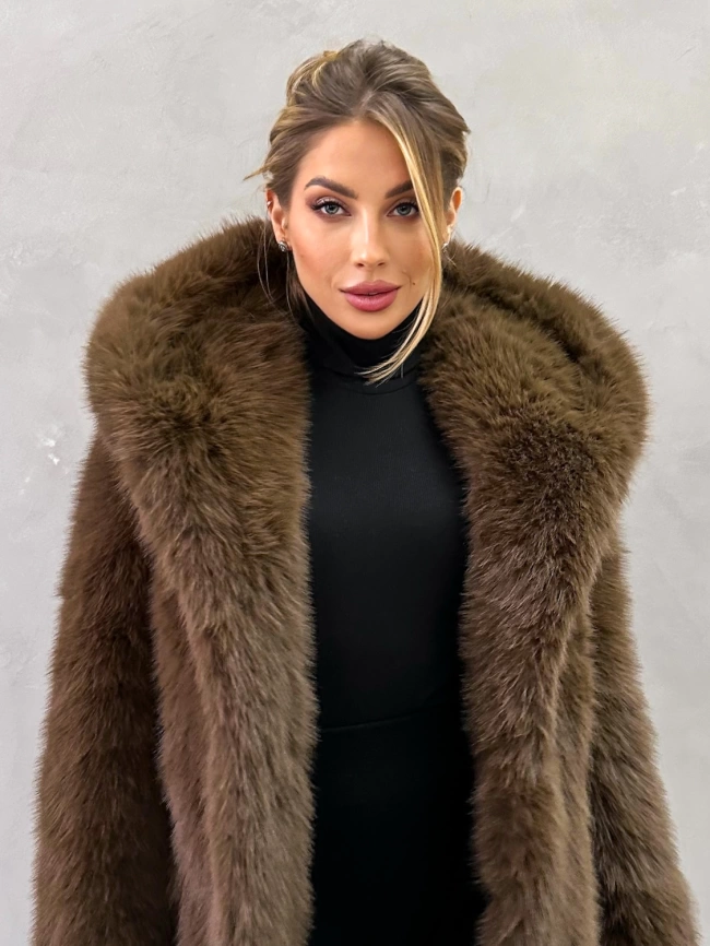 Короткая шуба с капюшоном из экомеха под соболя фото 11