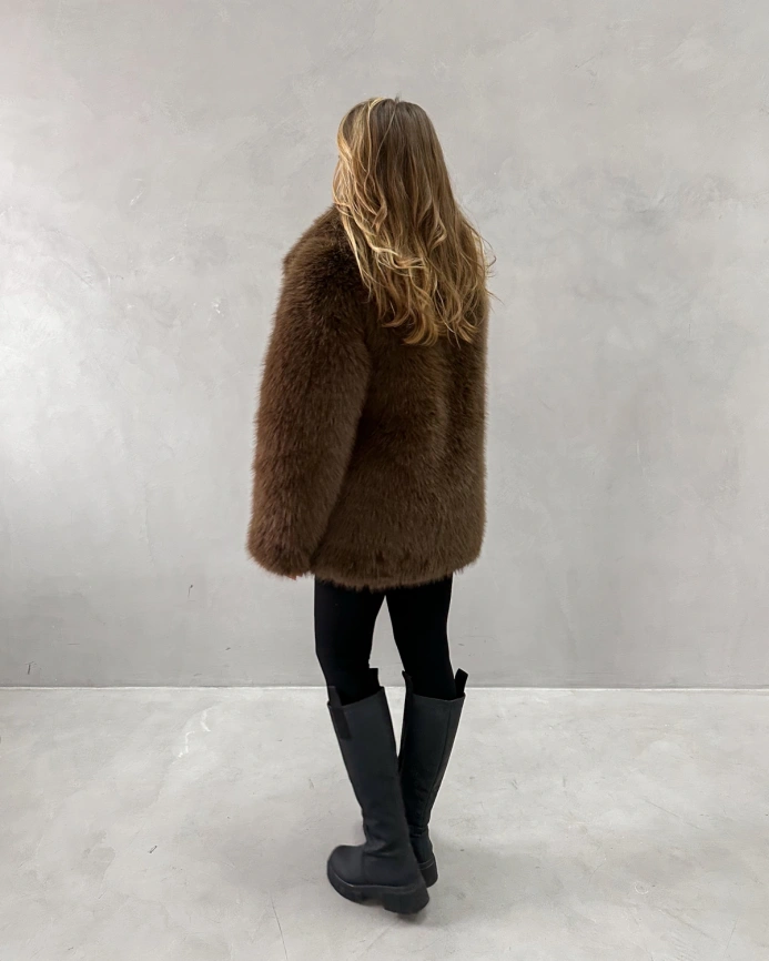 Короткая шуба из экомеха под соболя каштанового цвета фото 11