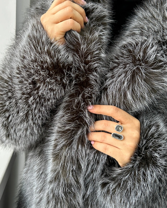 Шуба-миди из эко меха с фактурой чернобурой лисы фото 9