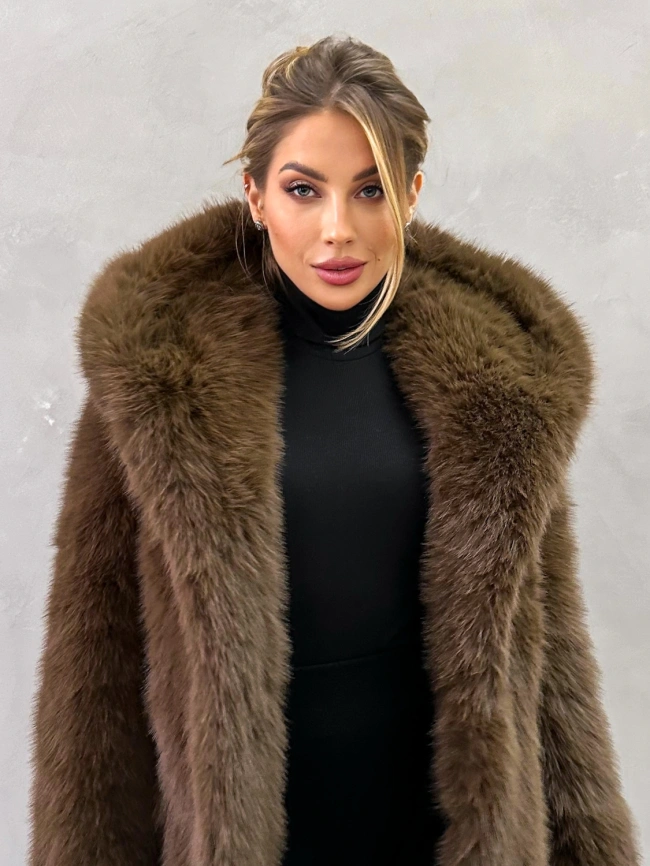 Короткая шуба с капюшоном из экомеха под соболя фото 10