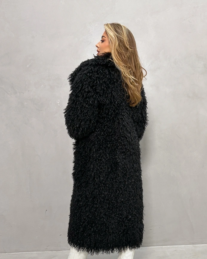 Длинная черная шуба из эко меха под ламу с запахом фото 10