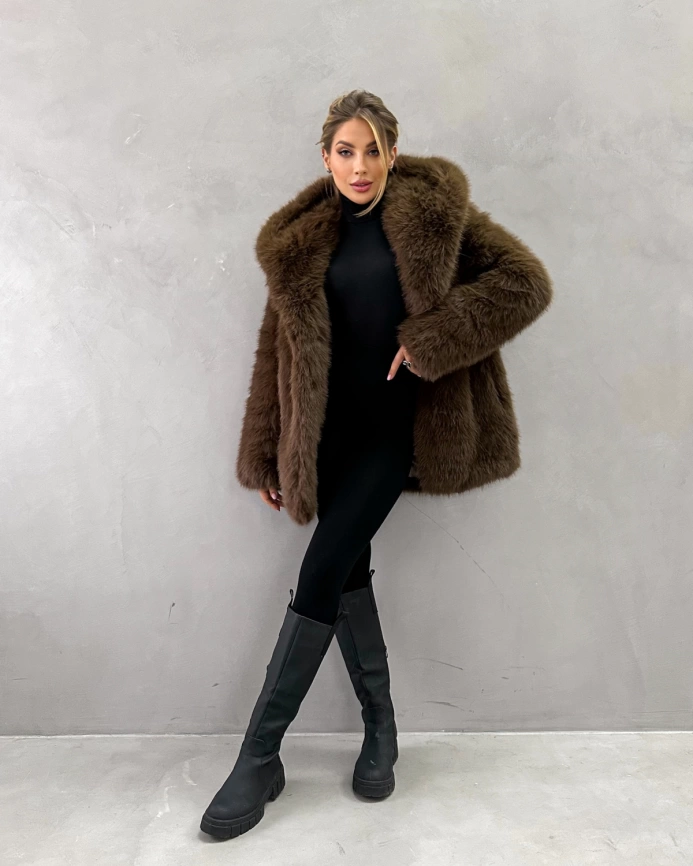 Короткая шуба с капюшоном из экомеха под соболя фото 4