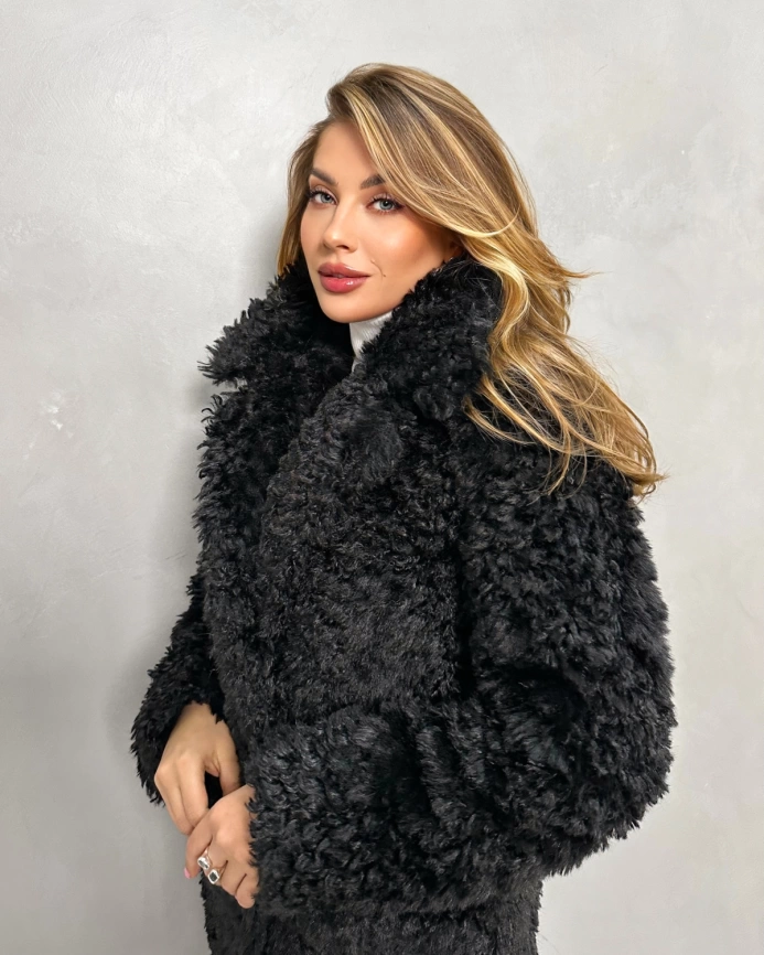 Длинная черная шуба-пальто из экомеха с кудрявой фактурой фото 4