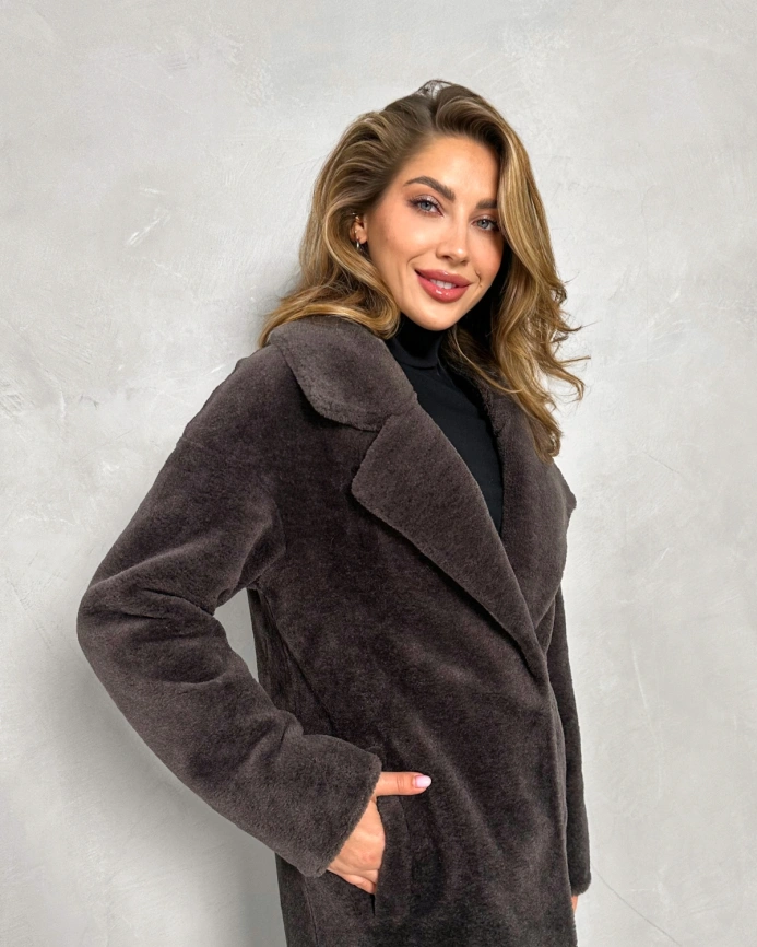 Длинная шуба из экомеха под мутон шоколадного цвета фото 10