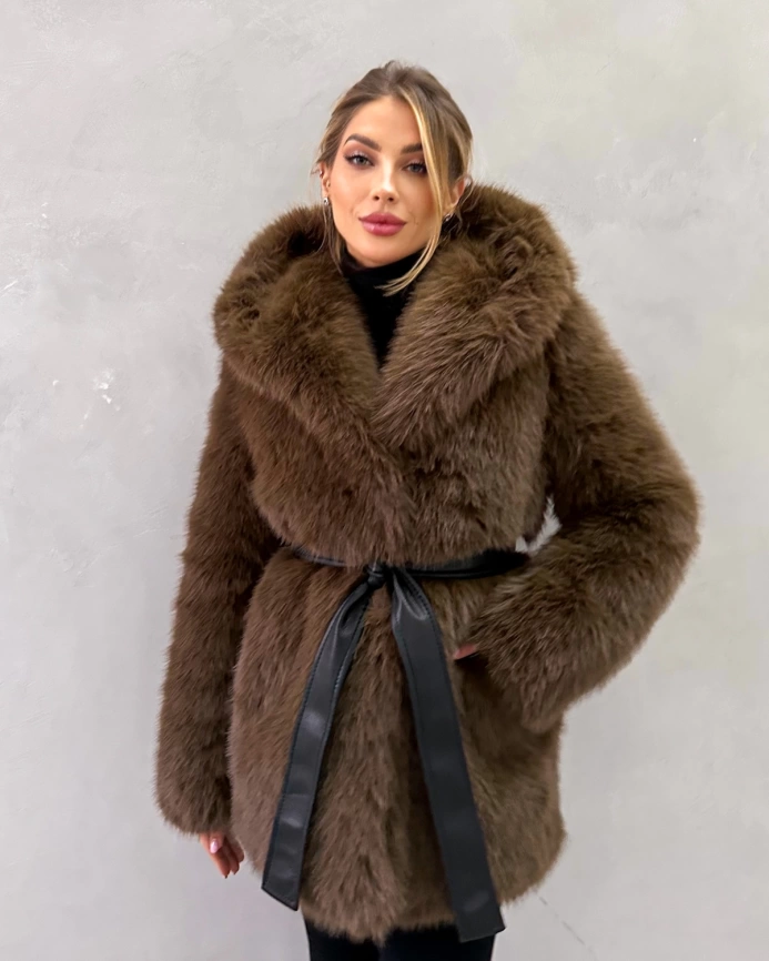 Короткая шуба с капюшоном из экомеха под соболя фото 8