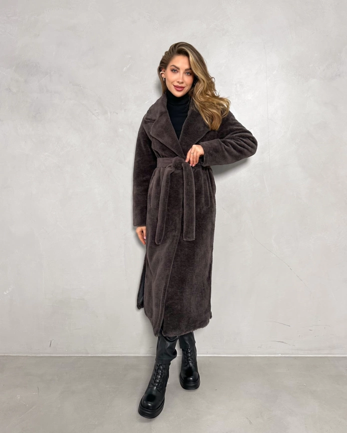 Длинная шуба из экомеха под мутон шоколадного цвета фото 5