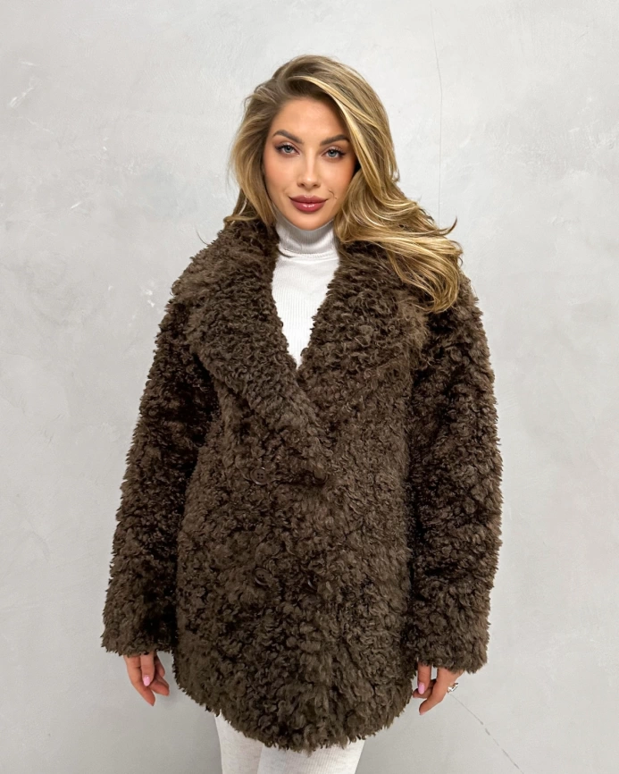 Короткая двубортная шуба из экомеха «тиградо» в шоколадном оттенке фото 5