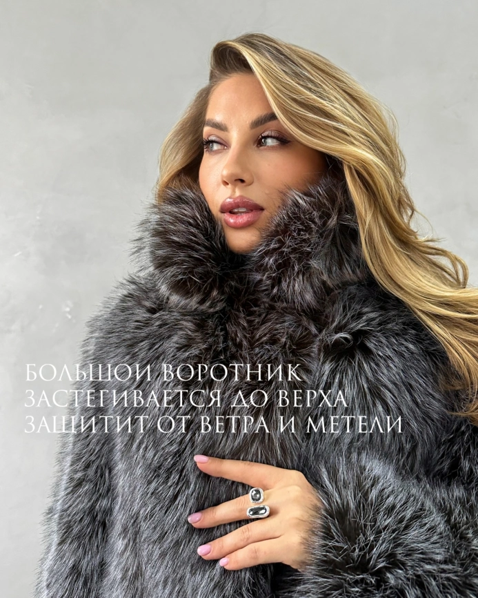 Шуба-миди из эко меха с фактурой чернобурой лисы фото 4