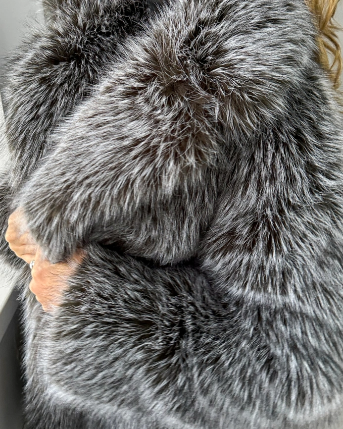 Короткая шуба из экомеха «чернобурка» с воротником фото 11