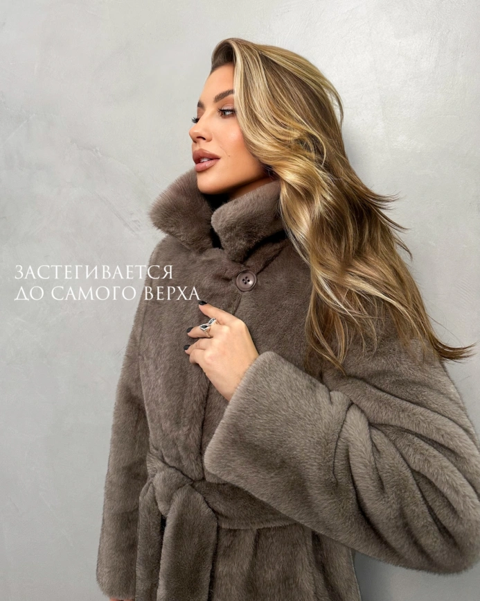 Длинная прямая шуба из эко меха цвета мили-капучино фото 5
