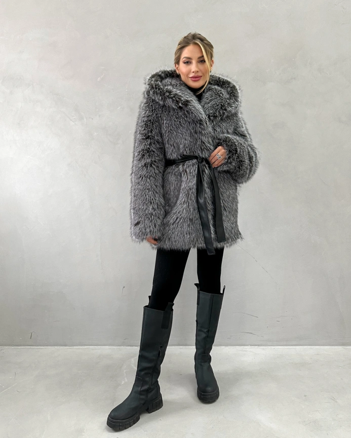 Короткая шуба из экомеха «чернобурка» с капюшоном фото 9