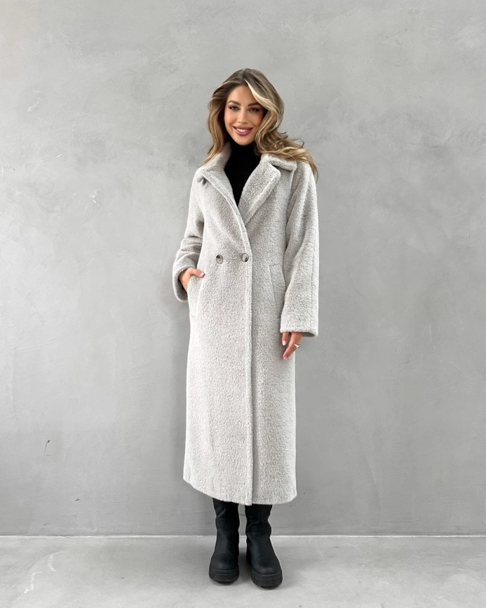 Длинное двубортное пальто из экомеха под норку светло-серое фото 8