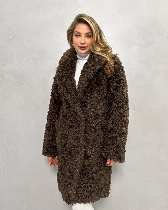 Шуба-миди из экомеха «тиградо» шоколадного цвета фото 8
