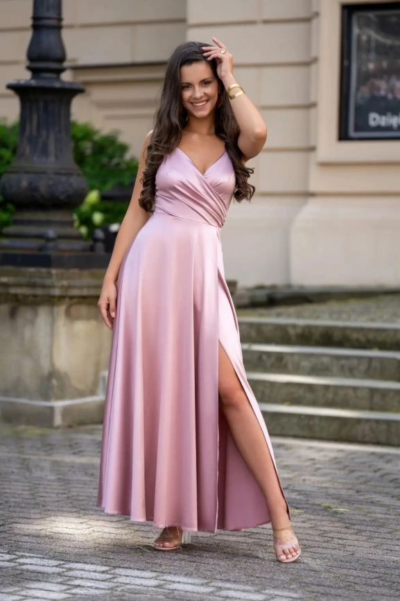 dlinnoe-atlasnoe-vechernee-plate-pudrovo-rozovogo-cveta-a-siluet-La-Divina-dress-1