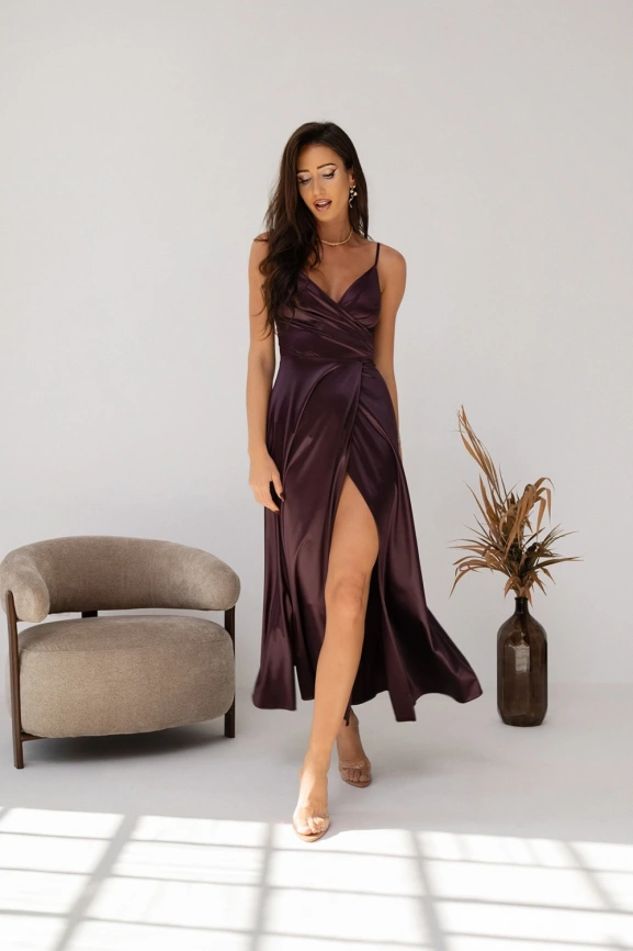 Темно-шоколадное атласное вечернее платье с V-образным декольте на запах и расклешенной юбкой фото 2