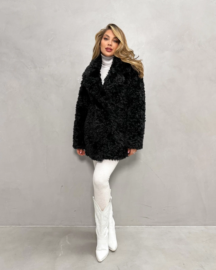 Короткая двубортная шуба из экомеха «тиградо» в черном цвете фото 2