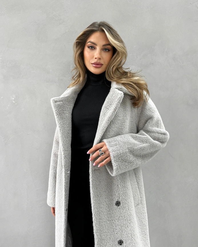 Длинное двубортное пальто из экомеха под норку светло-серое фото 9