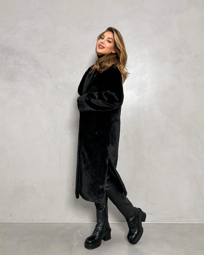 Полуприталенная длинная шуба из эко меха под черную норку фото 12