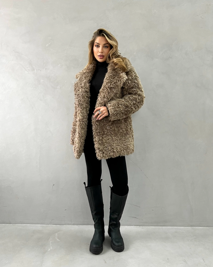 Короткая двубортная шуба из экомеха в бежевом оттенке фото 10