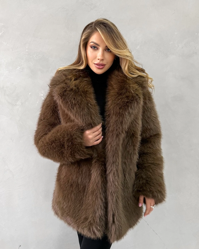 Короткая шуба из экомеха под соболя каштанового цвета фото 9