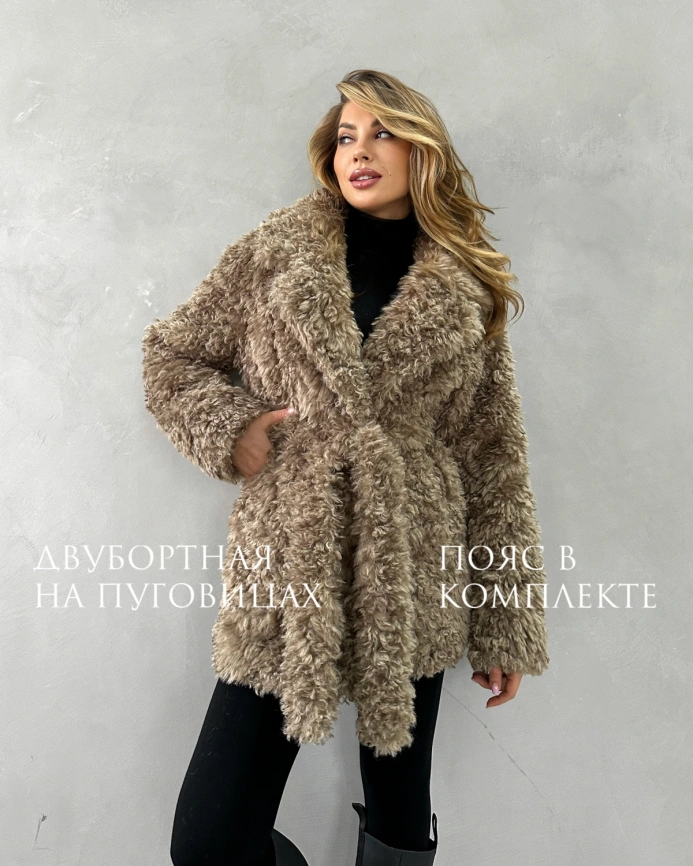 Короткая двубортная шуба из экомеха в бежевом оттенке фото 2