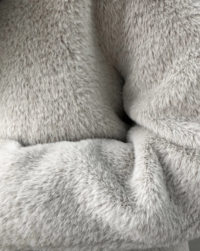 Длинное двубортное пальто из экомеха под норку светло-серое фото 3