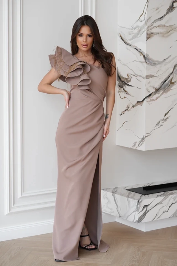 Длинное вечернее платье-футляр с асимметричным плечом цвета капучино фото 1