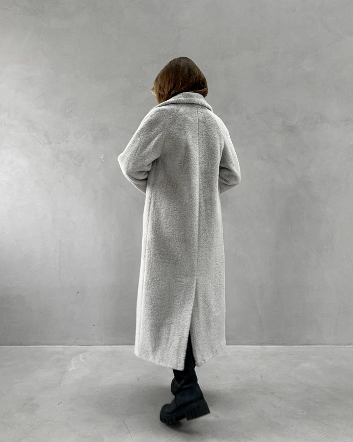 Длинное двубортное пальто из экомеха под норку светло-серое фото 10