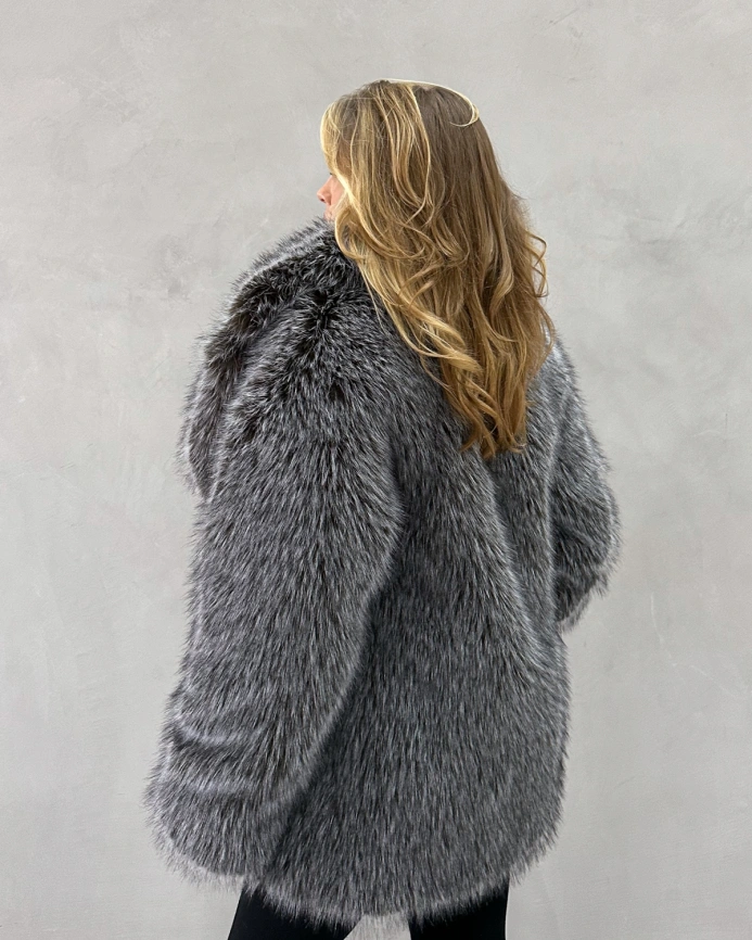 Короткая шуба из экомеха «чернобурка» с воротником фото 10