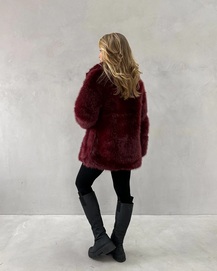 Короткая шуба из эко меха под соболя бордового цвета фото 11