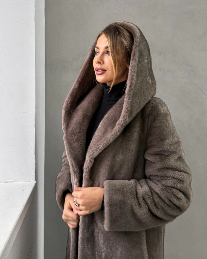 Длинная шуба с капюшоном из искусственного меха с фактурой норки в оттенке «мили-капучино» фото 7