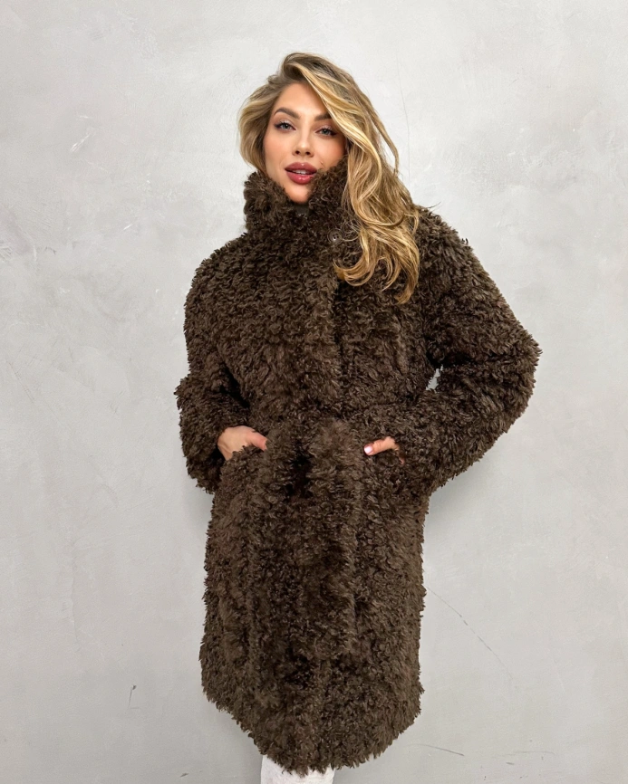 Шуба-миди из экомеха «тиградо» шоколадного цвета фото 7