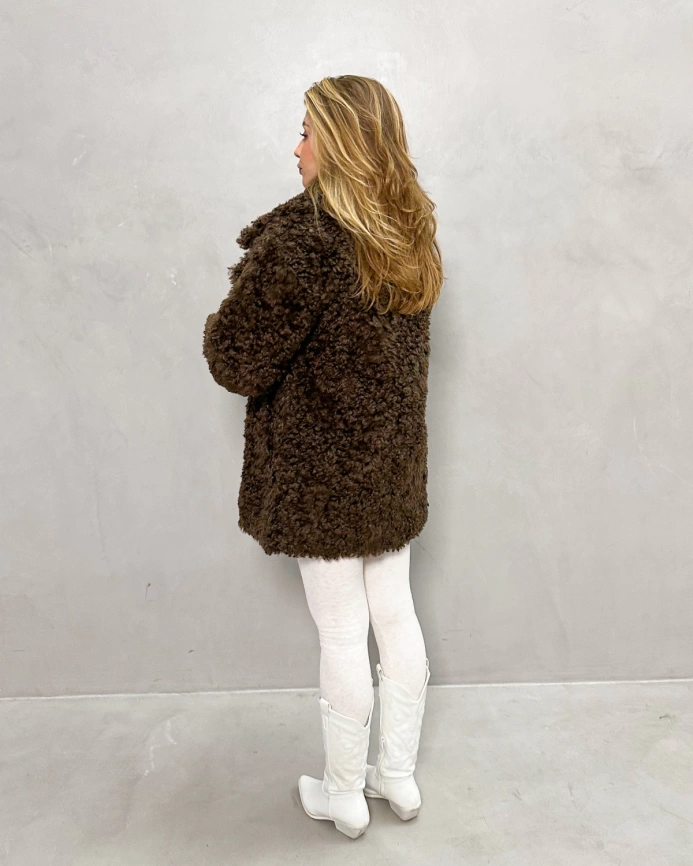 Короткая двубортная шуба из экомеха «тиградо» в шоколадном оттенке фото 10