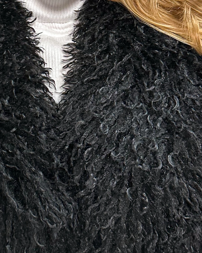 Короткий черный полушубок из экомеха под ламу фото 12