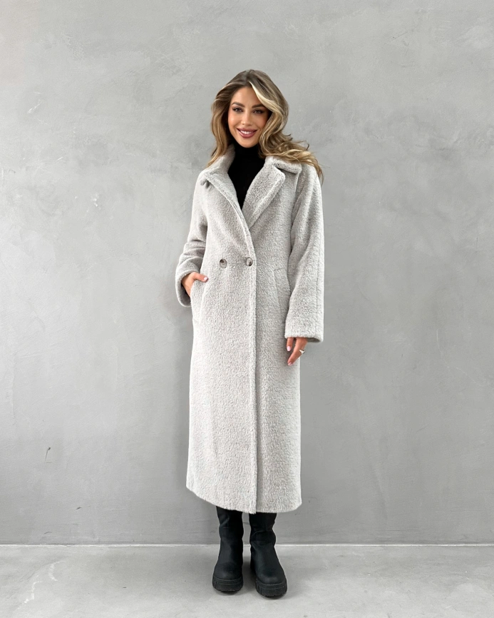 Длинное двубортное пальто из экомеха под норку светло-серое фото 7