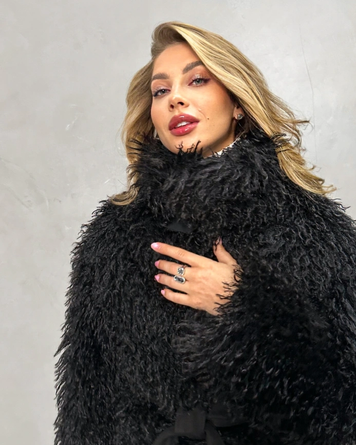 Длинная черная шуба из эко меха под ламу с запахом фото 9