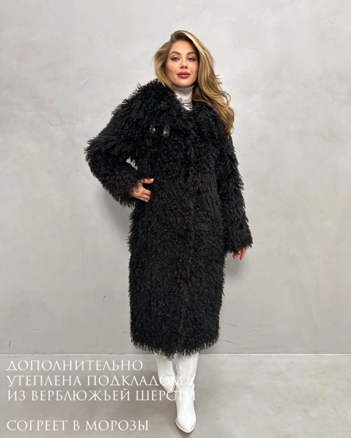 Длинная черная шуба из эко меха под ламу с запахом фото 3